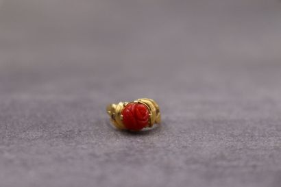 Une bague or jaune 750/°° avec au centre...