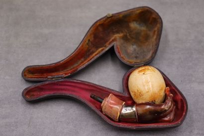 Un foyer de pipe en écume de mer avec son...