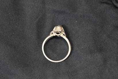 Une bague or gris 750/°°solitaire diamant...