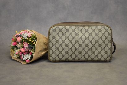 GUCCI. Trousse de toilette en toile enduite...