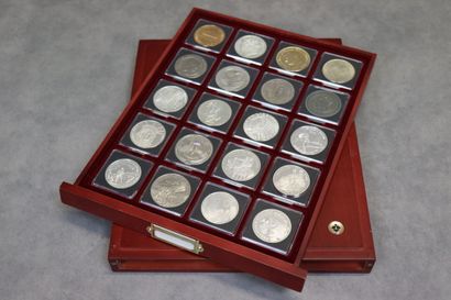 Coffret comprenant 20 monnaies commémora...