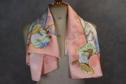 HERMES. Modèle Marché flottant du lac inlé....