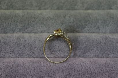 Une bague or jaune 750/°° en forme de lion....
