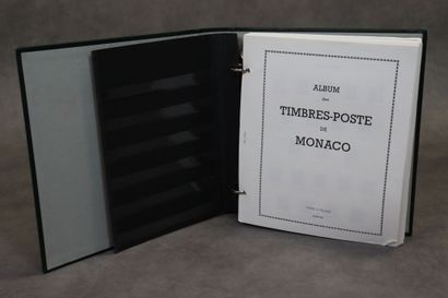 Réunion de quatre albums de timbres, dont...