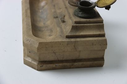 Travail du XIXe siècle. Encrier sur socle...