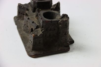 Travail du XIXe siècle. Un encrier en bois...