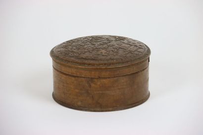 Une boîte en bois sculpté aux motifs de fleurs...