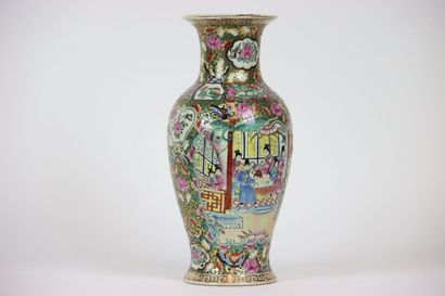 ASIE (CHINE) : CANTON. Vase balustre en porcelaine...