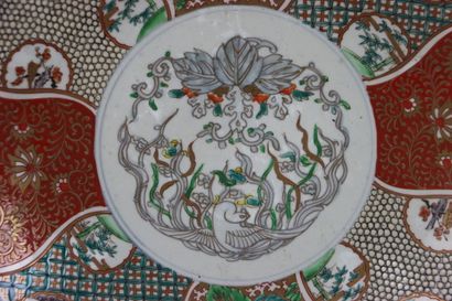 CHINE. Coupe en porcelaine à décor de volatiles...