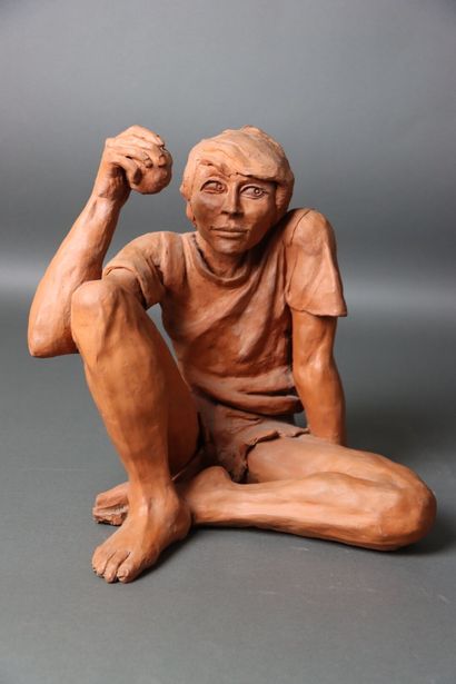 Personnage de jeune homme accroupi tenant...