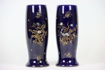 Paire de Vases en faïence polychrome sur...