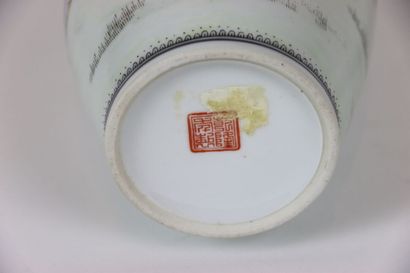 ASIE (CHINE) : Vase en porcelaine émaillée...