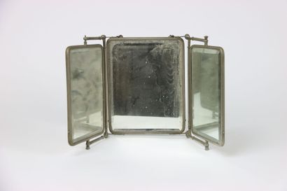 Glace à trois miroirs pivotant ornés sur...