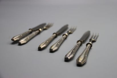ARGENTERIE. Trois fourchettes et trois couteaux...