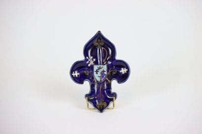 Pièce en faïence en forme de fleur de lys...