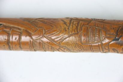 ASIE. Canne en bois gravée représentant des...