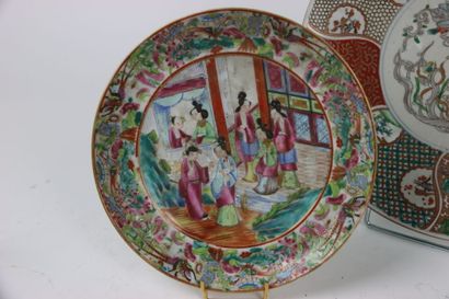 CHINE. Coupe en porcelaine à décor de volatiles...