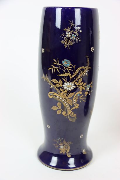 Paire de Vases en faïence polychrome sur...