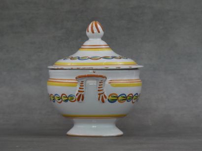 Petit pot couvert à décor de guirlande. Diamètre...