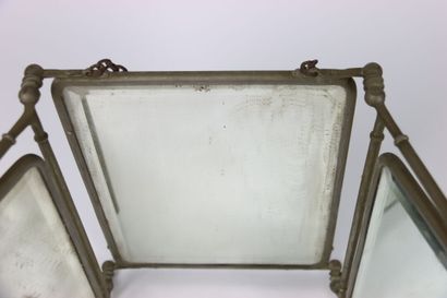 Glace à trois miroirs pivotant ornés sur...