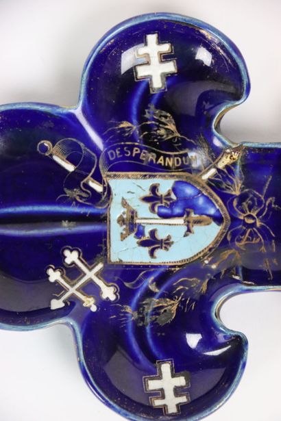 Pièce en faïence en forme de fleur de lys...