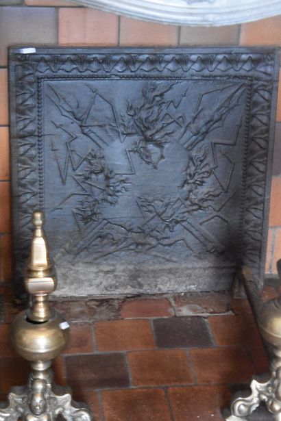 Plaque de cheminée en fer battu à décor de...