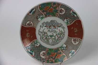 CHINE. Coupe en porcelaine à décor de volatiles...