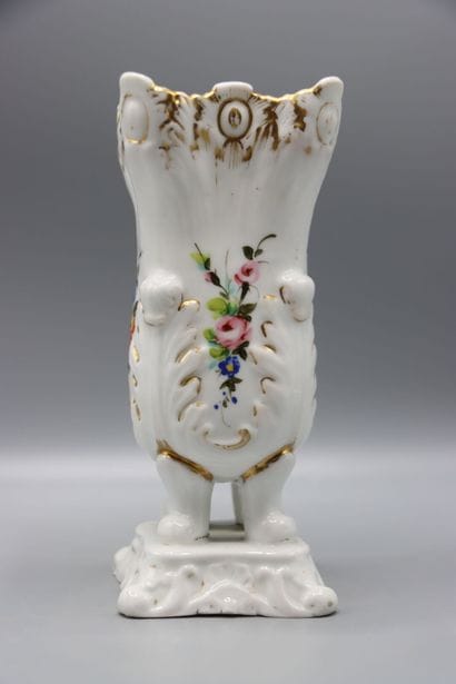 PAIRE DE VASES de mariée en porcelaine de...
