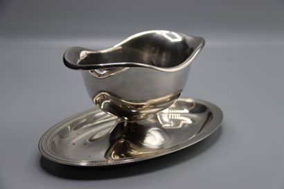 CHRISTOFLE. Une saucière avec un petit saladier...