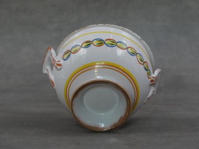 Petit pot couvert à décor de guirlande. Diamètre...