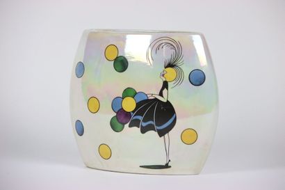 Vase plat en céramique polychrome à décor...