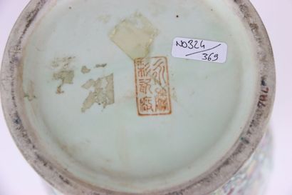 ASIE (CHINE) : CANTON. Vase balustre en porcelaine...