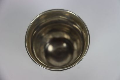 Une timbale en argent. Poinçon Minerve. Dimensions:...