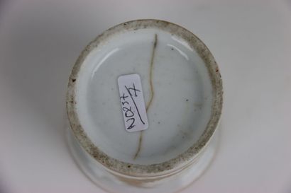Petit pot en porcelaine de Paris. 