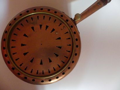 Bassine en cuivre, manche en bois tourné....