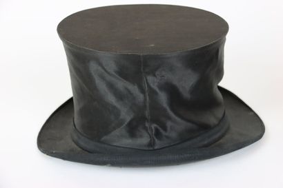 Une paire de chapeau CLAC. Hauteur: 15 c...