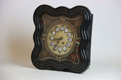 OEil de boeuf, à décor incrusté de nacre....