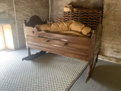 Berceau en noyer mouluré. Il repose sur deux...