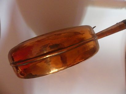 Bassine en cuivre, manche en bois tourné....