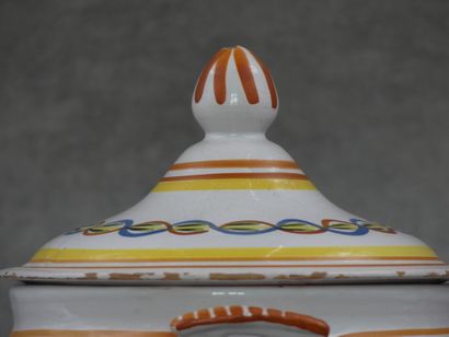 Petit pot couvert à décor de guirlande. Diamètre...