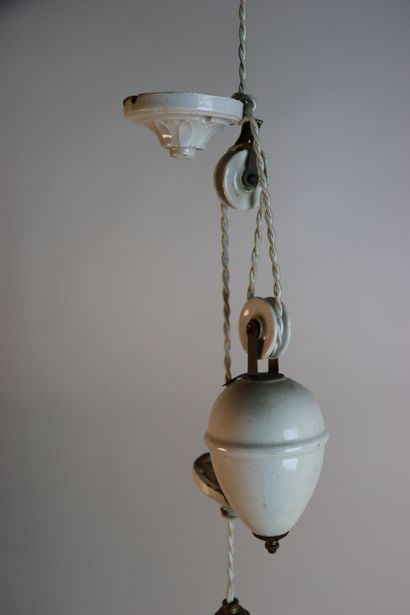 Paire de lustre monte et vient en verre émaillé,...