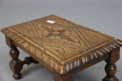 Table de maitrise. En bois mouluré et sculpté....