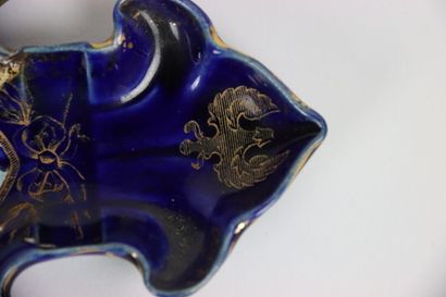 Pièce en faïence en forme de fleur de lys...