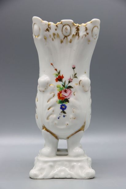 PAIRE DE VASES de mariée en porcelaine de...