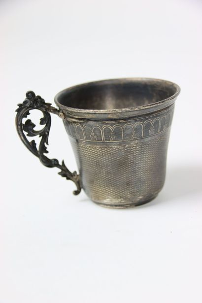 Réunion d'une tasse, un coquetier, une salière...