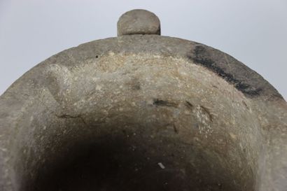 Mortier en pierre. Diamètre : 26 cm. Hauteur...