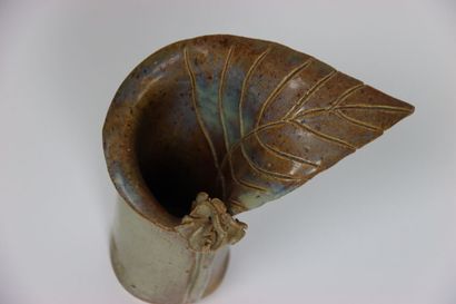 Petit vase en forme de feuille. Signé B.B....