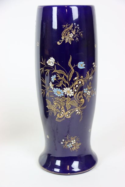 Paire de Vases en faïence polychrome sur...