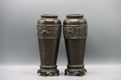 ASIE (CHINE) : Paire de vases en bronze de...