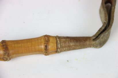 ASIE. Canne en bois gravée représentant des...